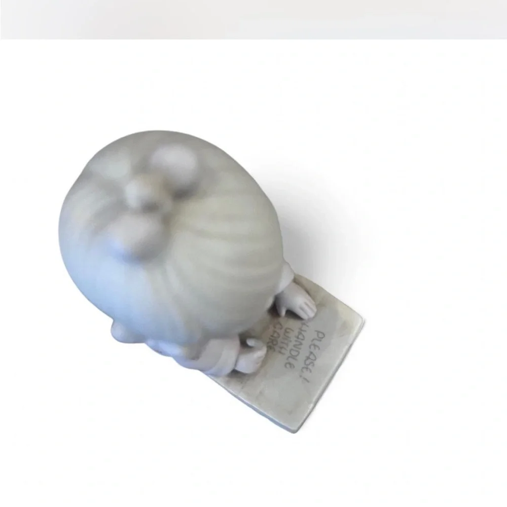 1987 Precious Moments Symbol of Membership ‘Sharing is Universal’ figurine